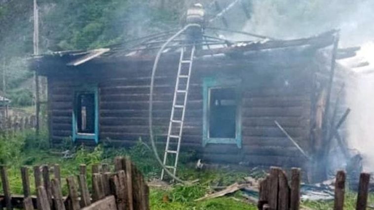 СК возбудил дело по факту гибели трех детей при пожаре на Алтае 