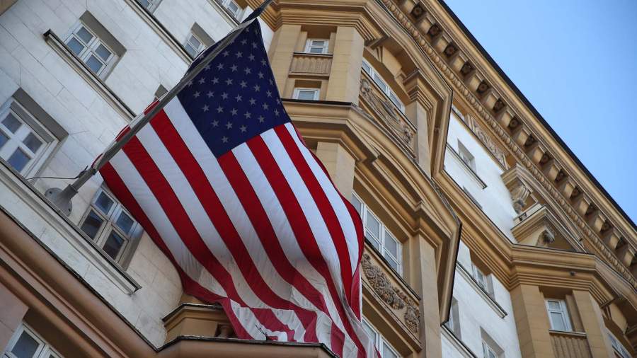 Посольство США в России вновь вывесило флаг ЛГБТ 