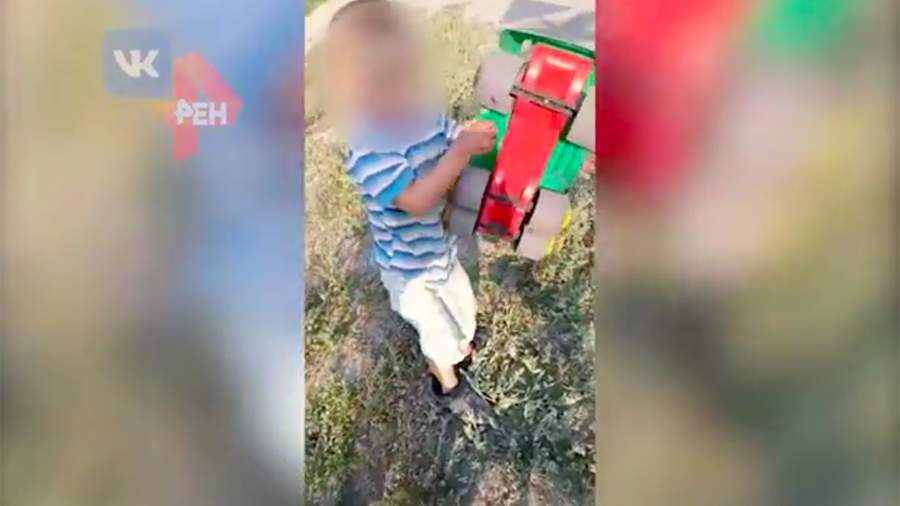 СК начал проверку после видео с уснувшим на обочине трехлетним ребенком 