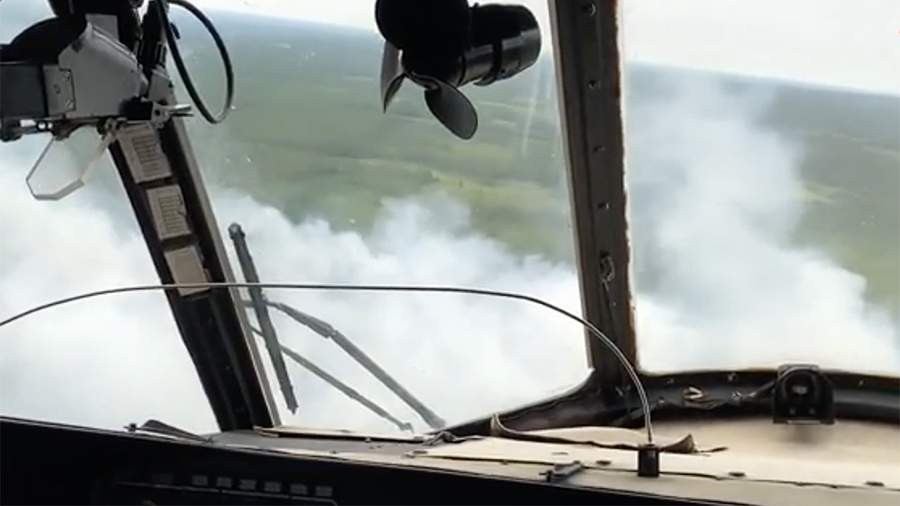 Авиация Минобороны помогает тушить пожары в Якутии 