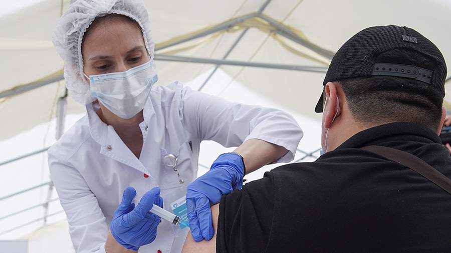 В Роспотребнадзоре назвали число привитых от COVID-19 россиян 