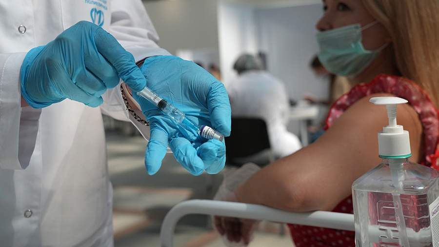 Врач оценил рекомендацию о снижении сексуальной активности после прививки 