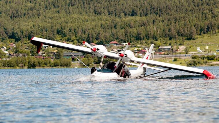 Самолет-амфибию вытащили из реки в Подмосковье 
