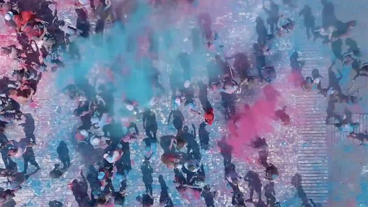 В День флага прошел пляжный фестиваль «Холи» в Сочи 