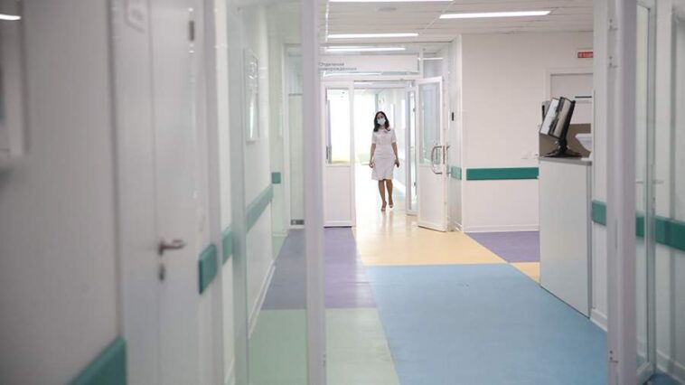 Найденная в лесу под Смоленском годовалая девочка находится в больнице 