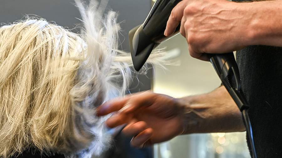 Врач посоветовала не подносить фен вплотную к волосам при сушке 