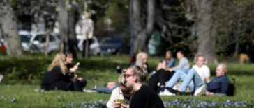 Петербуржцы уже начали принимать солнечные ванны у стен Петропавловской крепости