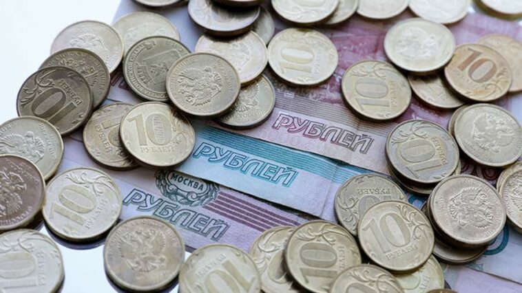 В 2021 году с &laquo;забывших&raquo; про алименты родителей взыскали около 33 млрд рублей 