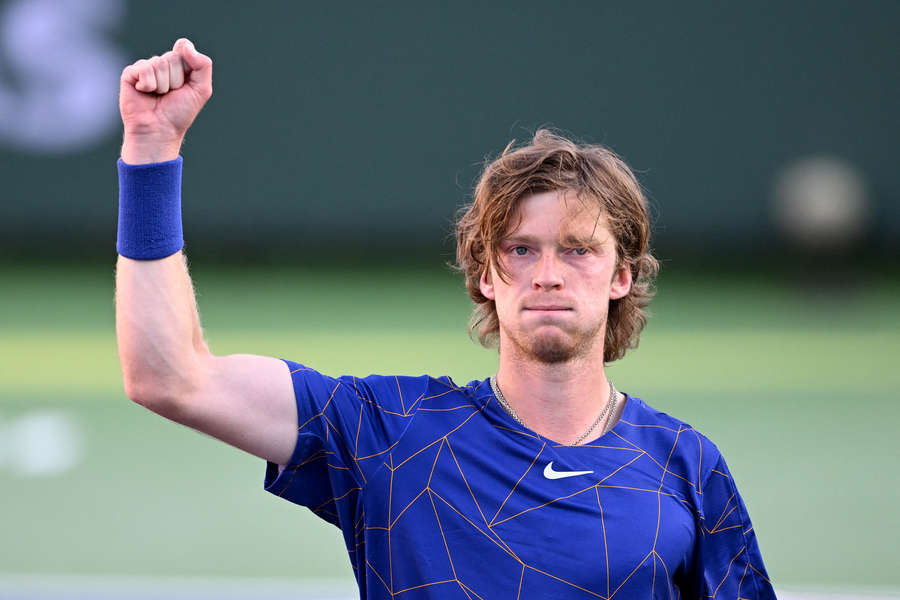 Отстраненный от Уимблдона Рублев вымучил победу над 93-й ракеткой мира