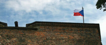 Джо Байден оконфузился, протянув руку пустому месту после выступления в Северной Каролине (ВИДЕО)