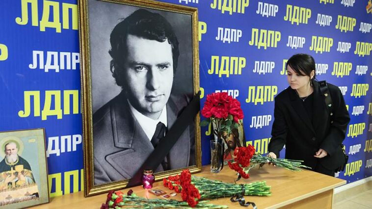 В штабе ЛДПР в Петербурге создали мемориал памяти Жириновского 