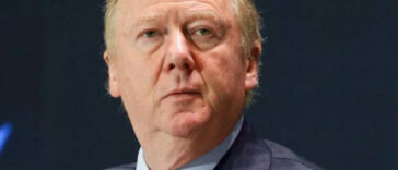 Джо Байден оконфузился, протянув руку пустому месту после выступления в Северной Каролине (ВИДЕО)