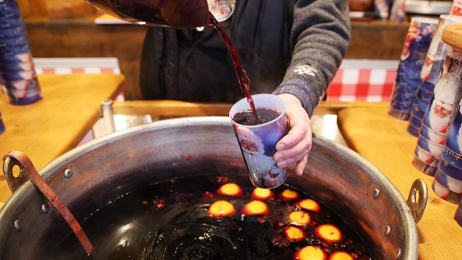 Нарколог Брюн объяснил опасность горячих алкогольных напитков 