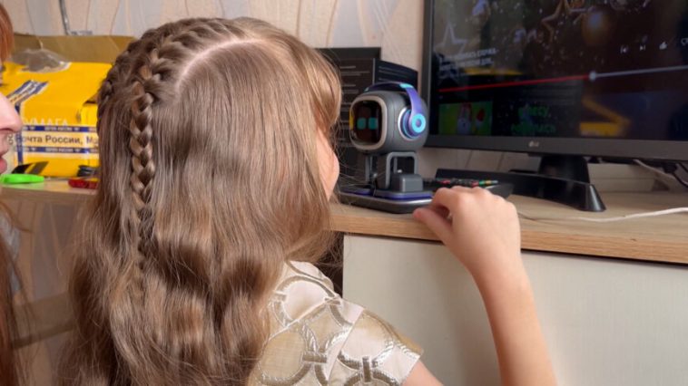 Шадаев исполнил желание восьмилетней Алисы и подарил ей робота