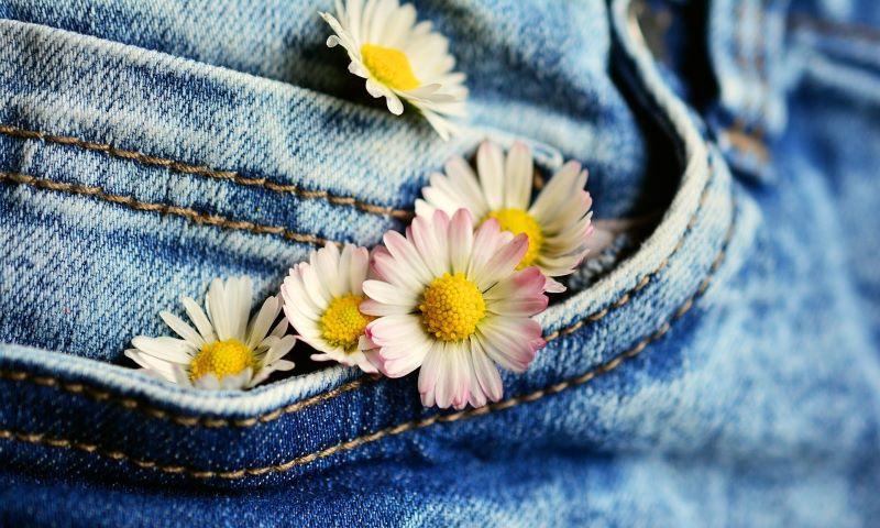 Трендовый деним: модные вариации джинсовых нарядов для женщин
