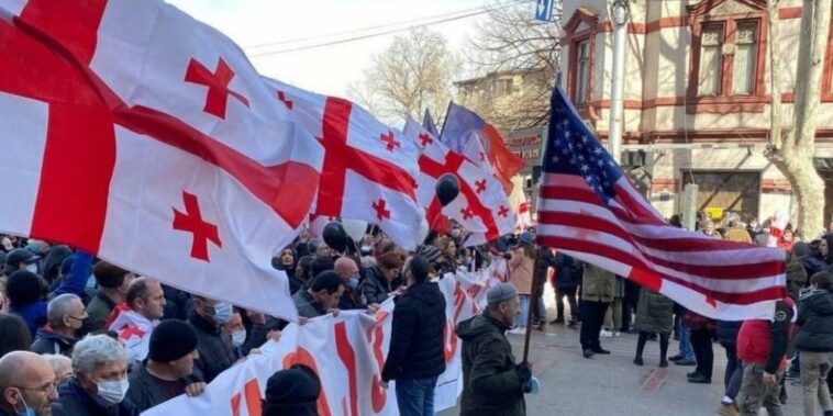 США готовят в Грузии новую «революцию роз»: Тбилиси озадачил Вашингтон неудобным вопросом