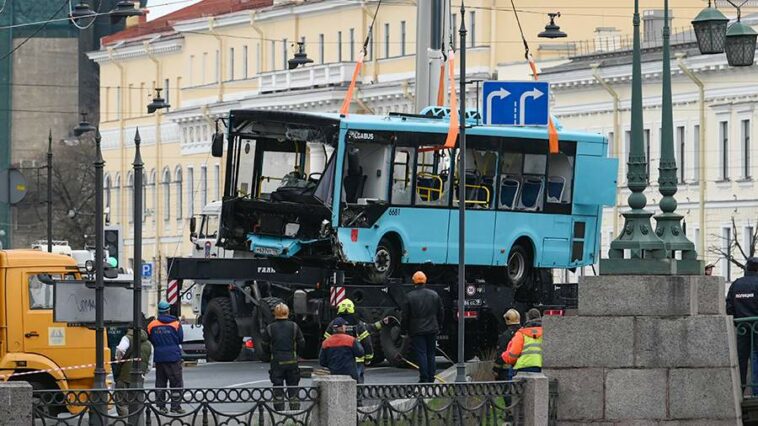 Упавшего в мойку автобуса