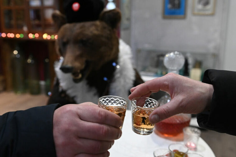 «Замещение водки на самогон началось давно». Россиян предупредили о подорожании крепкого алкоголя