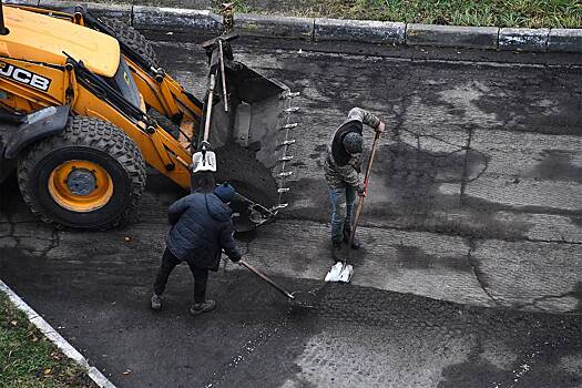 В Москве чиновник остался недоволен укладкой асфальта и получил стулом по голове