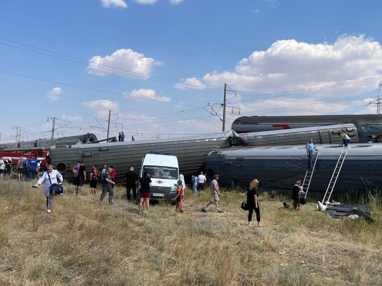 Из-за сошедшего с рельс поезда в пробке застряли десятки автомобилей