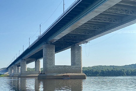 В Нижнем Новгороде двое рабочих в люльке упали с моста в Оку