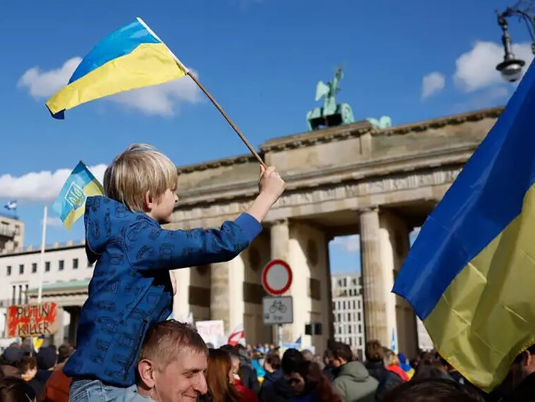 В Берлине протестующим у посольства РФ украинцам запретили говорить по-украински