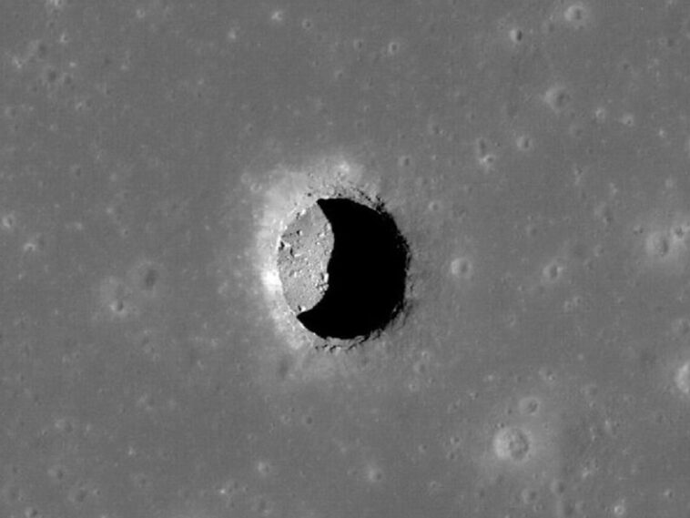 Nature: на Луне найдена пещера, способная защитить людей от суровых условий Луны