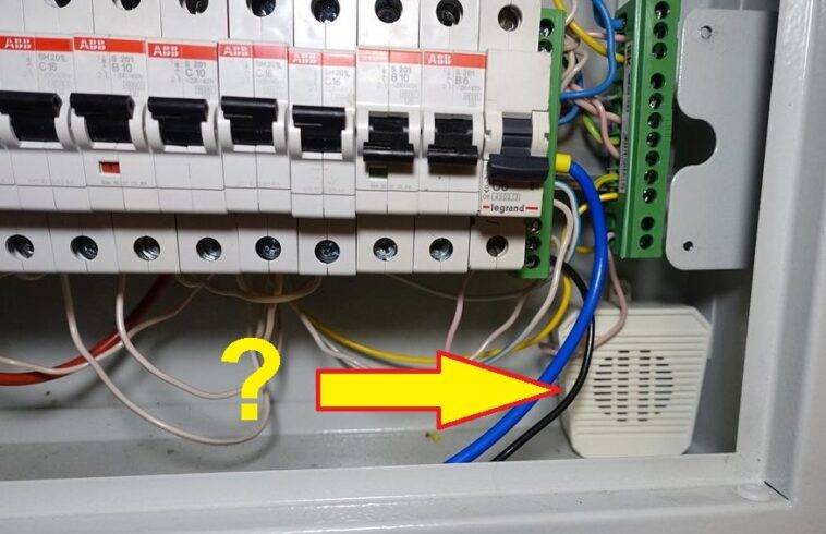 Зачем нужен электрический звонок в электрощитке дома. Да, сигнализировать, но о чем?