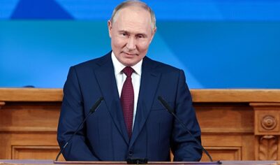 Путин поблагодарил женщин за вклад в развитие России