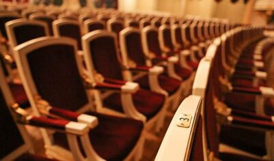 Эксперты назвали причину роста цен на билеты в театры