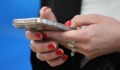 Врач рассказал о связи мобильного телефона и бактерий