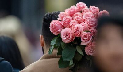 Россияне рассказали об отношении к подаркам на первом свидании