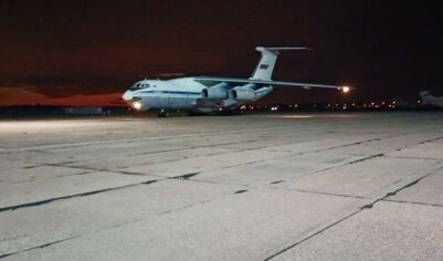 Самолет с освобожденными из плена российскими военными приземлился в аэропорту
