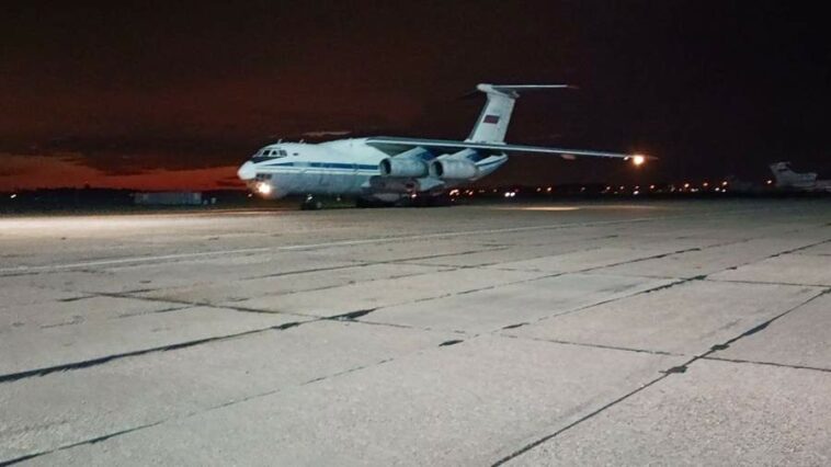 Самолет с освобожденными из плена российскими военными приземлился в аэропорту