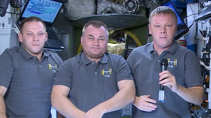 Космонавты с МКС поздравили мужчин с Днем отца