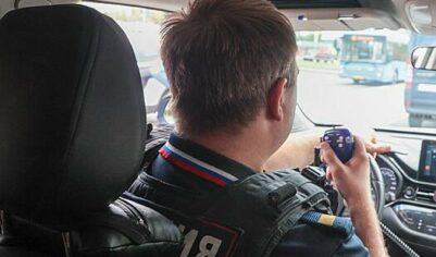 Пьяный российский полицейский угнал машину, врезался в сугроб и угрожал коллегам