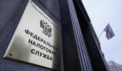 ФНС заблокировала счета покинувшего Россию комика Гарика Оганисяна
