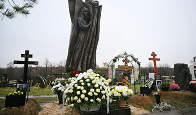 Хабенский открыл памятник Ирине Мирошниченко в Москве