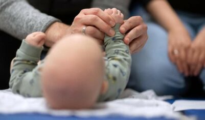 Россиянки стали реже отказываться от детей в роддомах