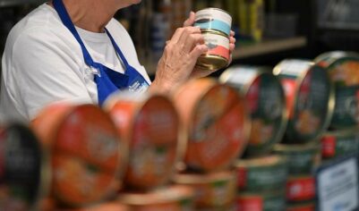 В Роспотребнадзоре сообщили о проверке данных о консервах с личинками в Москве