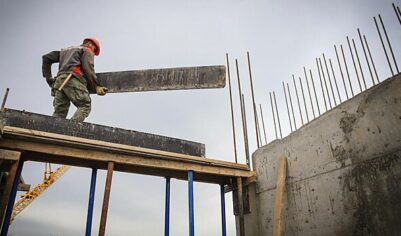 Кем заменят мигрантов в ЖКХ и на стройках России