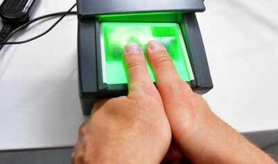 Минцифры РФ предлагает запуск биометрии для покупки энергетиков
