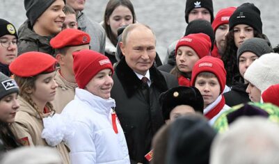 Путин пообщался с активистами после возложения цветов к памятнику Минину и Пожарскому