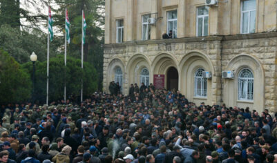 Протестующие в Абхазии захватили парламент. Президент скрылся из Сухума