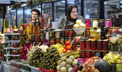 «Килограммами покупать не планируется»: сколько стоят продукты на московских рынках