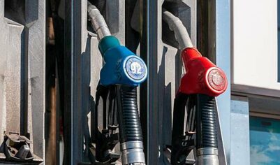 Бензин в России начал дешеветь