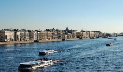 В Петербурге затонул теплоход