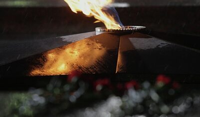 В российском городе подростки снегом потушили Вечный огонь