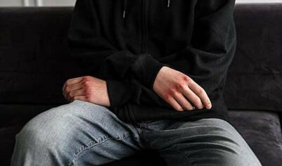 Юноша избил петербургского школьника, не уступившего ему дорогу, и отправил его в больницу