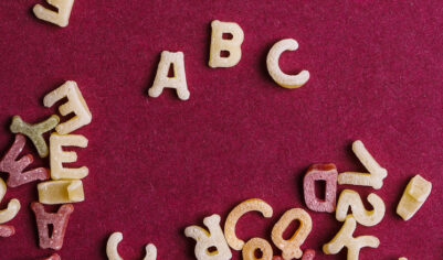 «Так дойдем до абсурда»: экономист высказался о тотальной замене иностранных вывесок на русские